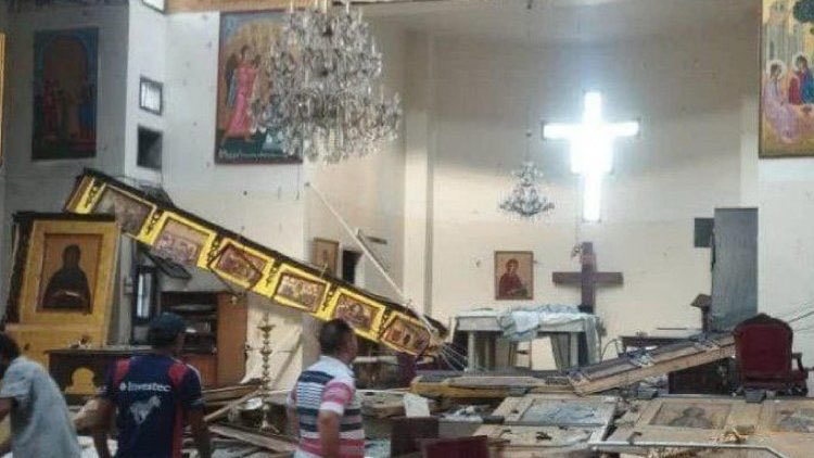 Ennesimo attacco alla comunità cristiana. In Siria un uomo si è fatto esplodere tra i fedeli nella chiesa di Sant'Elia, nel quartiere di Dwelaa, mentre era in corso la Messa. Nessun bilancio ufficiale ma dalle prime ricostruzioni si parla di 30 tra feriti e morti, tra cui minori