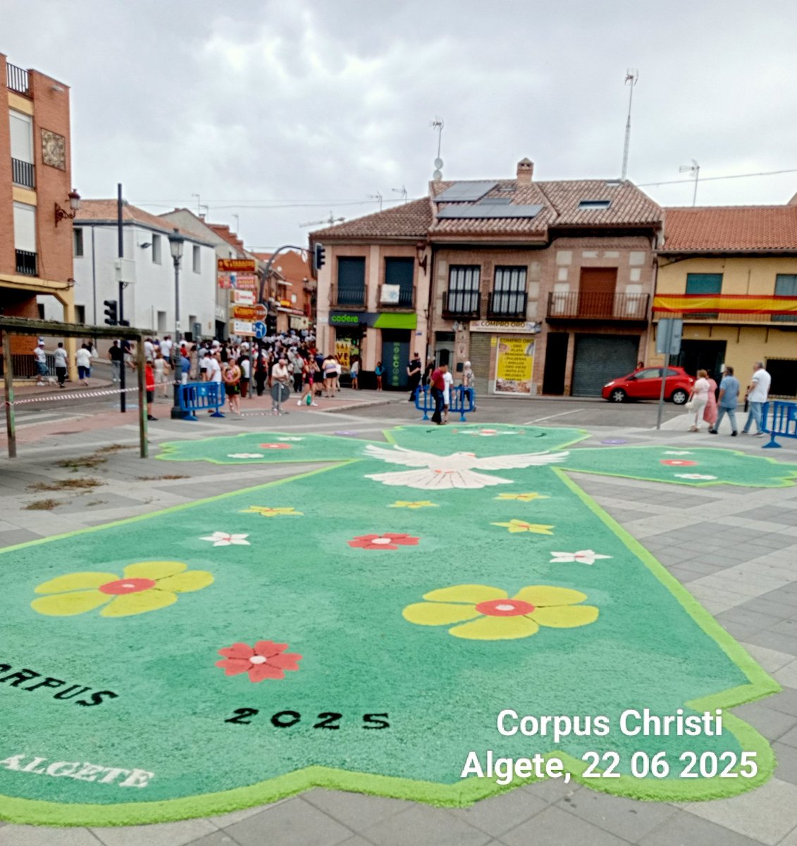 Hoy 22 junio,  #CorpusChristi en #Algete
Tras la Misa y el cielo encapotado, procesión por las calles adornadas y cantueso, con custodia bajo palio, autoridades, hermandades, estandartes, niños, <a href="/BandaAlgete/">Banda de Música Villa de Algete</a>  y vecinos
En la plaza gran alfombra d sal coloreada y altares en calles