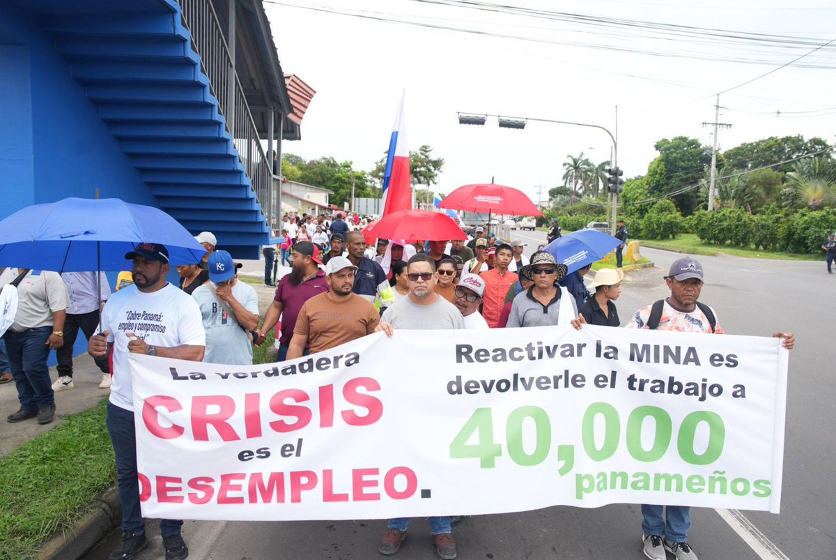 PanamaHoy_'s tweet image. Gran marcha la que se observó en la interamericana por parte de ex trabajadores de la mina. Exigen apertura, piden empleos, todo de forma pacífica y ordenada, sin dañar a terceros.@MICIPMA @CAMIPAOFICIAL @CCIYAP @presidenciapma @asambleapa @MitradelPma @MaruGalvez @radiopanama