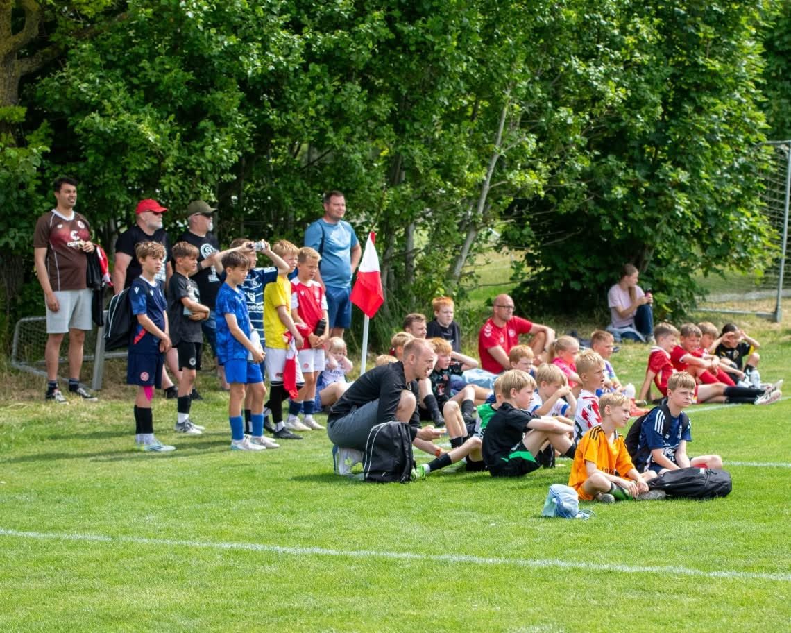 Tak for i dag, Aalborg! Fantastisk at se så mange møde op, og vise kærligheden til klubben. Det er værd at kæmpe for!

Elsker AaB, ud med SSE22.

Fotos af Mosgaard Foto

 #AalborgGiverAldrigOp #SuperAaB #sse22raus