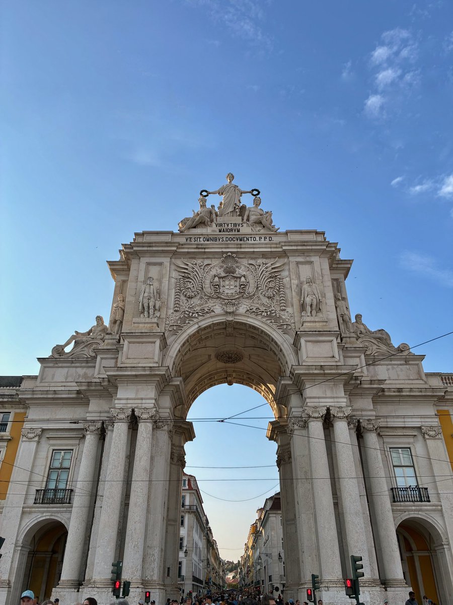 lasanacronicas's tweet photo. Lisboa me ha conquistado 💛 Una ciudad perfecta para amantes del patrimonio, con historia en cada rincón, miradores con encanto y barrios llenos de personalidad. https://t.co/s4HKTXAbIU