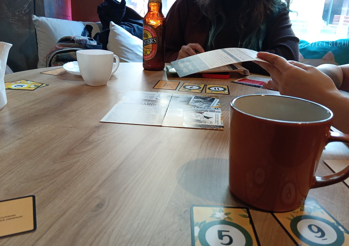 Игры, когда тебе скоро 30 становятся безалкогольными и очень домашними.  Вы пьёте чаёчек, играете в крокодила или «кто убил дядюшку Джона» в кругу самых близких тебе людей. И вот уже не хочется этих тусовок постоянных. 
А ещё такое явление, как "званный ужин", тоже приятновое!!