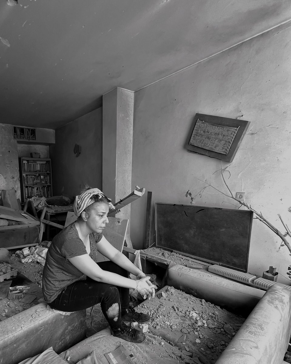 People of Iran 🖤

Echoes of war: An Iranian woman sits amidst the shattered remnants of her home hours after an Israeli airstrike in Tehran.

📷 Bijan Azimi
#peopleofiran