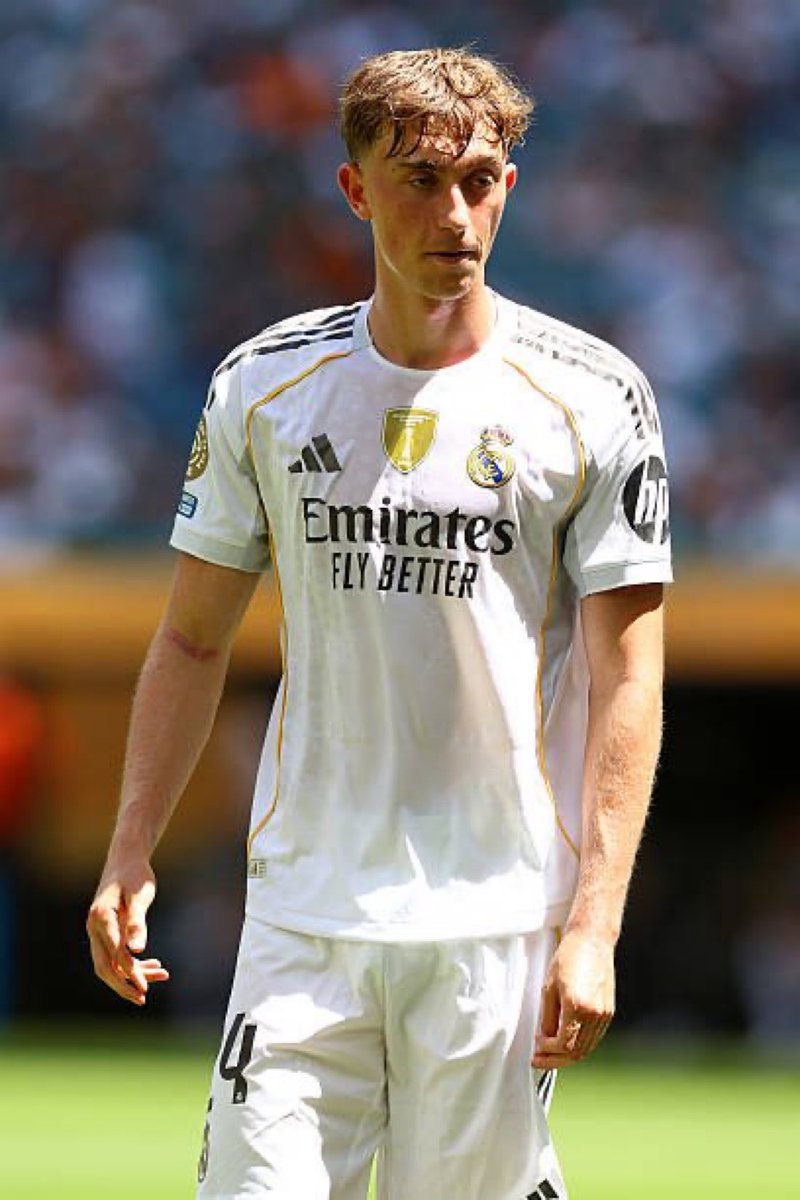 الاي كيو اللي عند هاللاعب حاجة عجيبة ماهو سريع صحيح لكن يسبق اللاعب بخطوه يذكرني بفان دايك + تمريراته اسطوريه بعد 

مدريد من زمان ما جاهم مدافع من هالنوعية متاكد ايام فقط ويكون محبوب الجماهير الاول