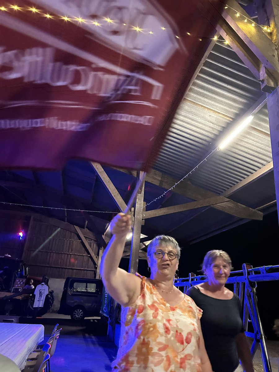 Christiane Lambert (@chlambert_fict) on Twitter photo Coup de chapeau aux <a href="/JeunesAgri49/">JeunesAgriculteurs49</a> qui ont organisé Fermes en fête le soir de la #FeteDeLaMusique2025 !!
350 convives servis dans la stabulation des bovins partis pâturer, jambon braisé et #vins d’ #Anjou bien sûr, orchestre Rock 🎸pour chauffer l’ambiance!
Tous ont bravé les 36 Coup de chapeau aux <a href="/JeunesAgri49/">JeunesAgriculteurs49</a> qui ont organisé Fermes en fête le soir de la #FeteDeLaMusique2025 !!
350 convives servis dans la stabulation des bovins partis pâturer, jambon braisé et #vins d’ #Anjou bien sûr, orchestre Rock 🎸pour chauffer l’ambiance!
Tous ont bravé les 36