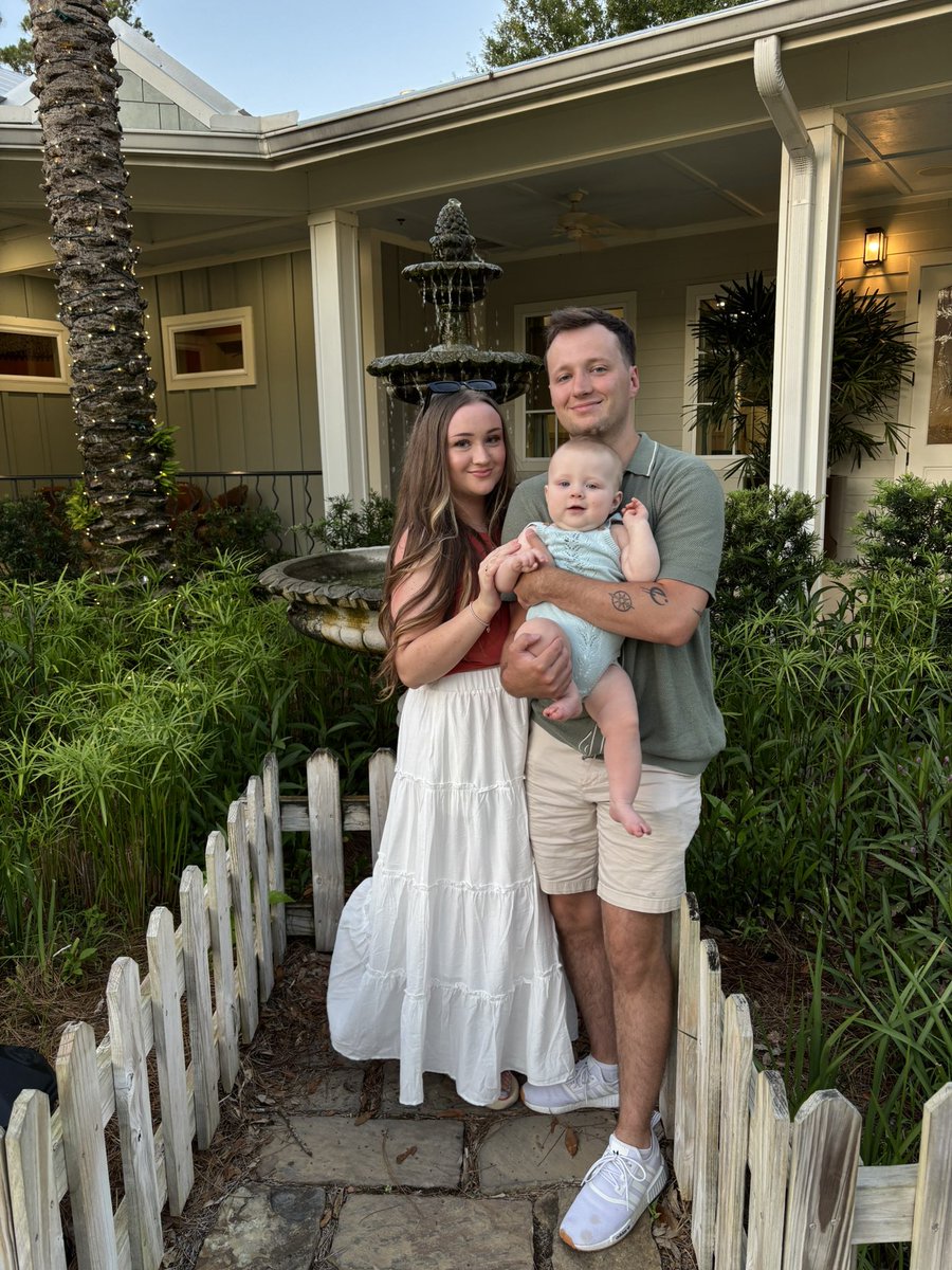 When you purchase from my shop, this is who you’re supporting🤍

I’m Anna the owner of roseandquartz.com your support would mean the🌍! I’d be honored to have you as my next customer

We have so many crystals available as well as mystery boxes! Every order comes with a gift