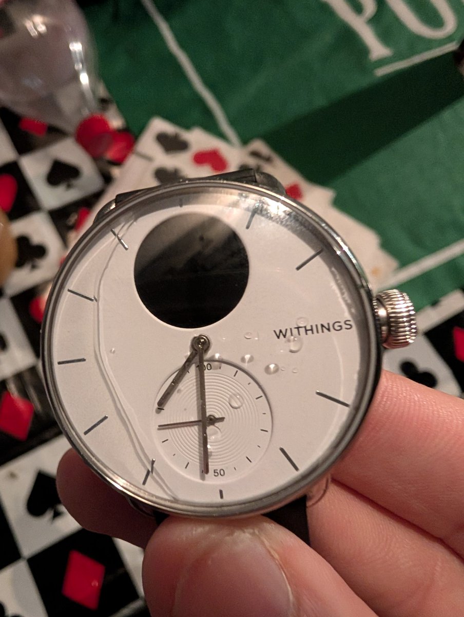 majin_angel's tweet photo. J'ai acheté cette #scanwatch en 2020 donc elle n'est plus sous garantie... Ce weekend je sors de la piscine après une baignade de 10 minutes... Et ma montre est morte...
Pour une montre qui est censée résister à l'eau, je suis extrêmement déçu...
@Withings
@AskWithings https://t.co/wjYXbt7zgy