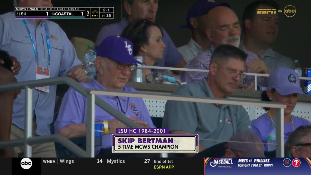 NCAABaseball's tweet photo. An LSU legend 

#MCWS x 📸 @LSUbaseball https://t.co/VKBwtfIpZD