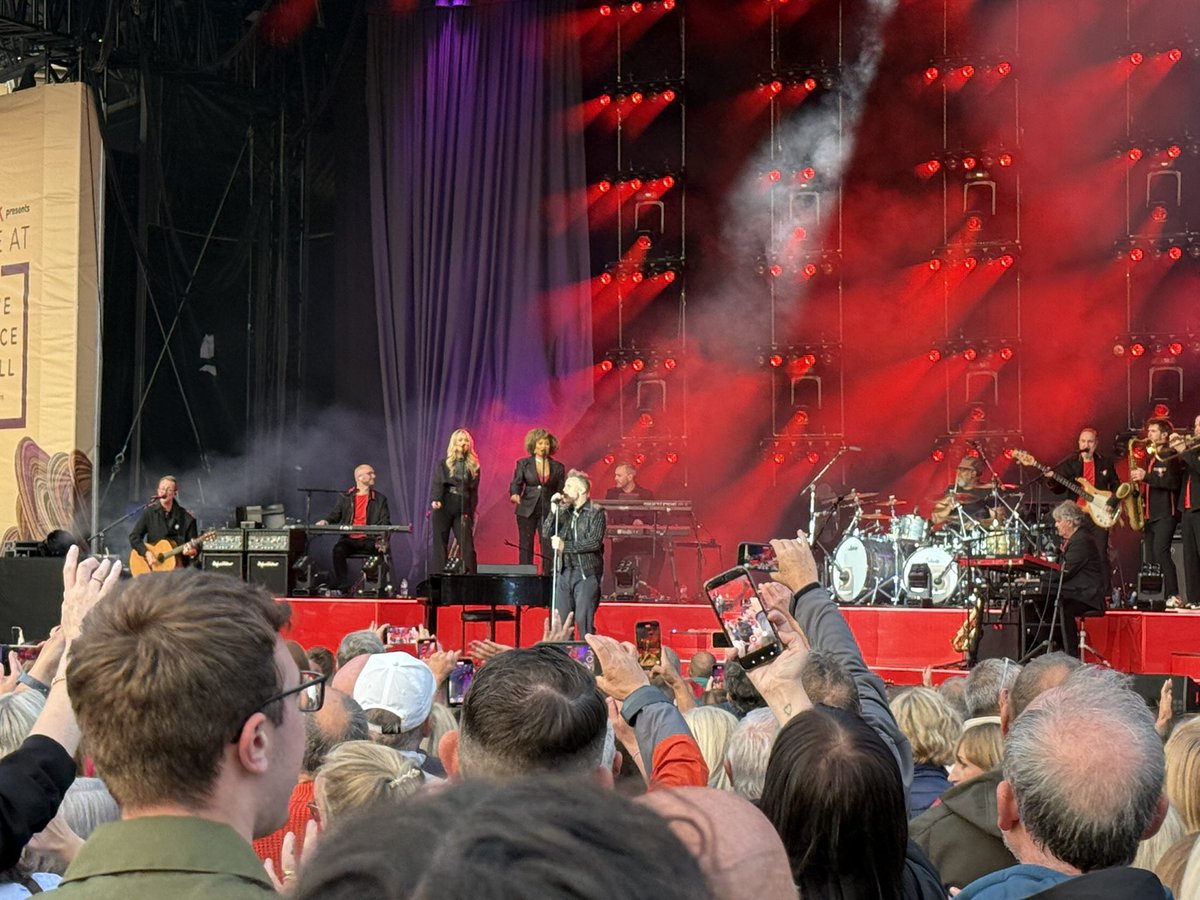 sheffield981's tweet photo. @GaryBarlow https://t.co/jD7mQ6rShV