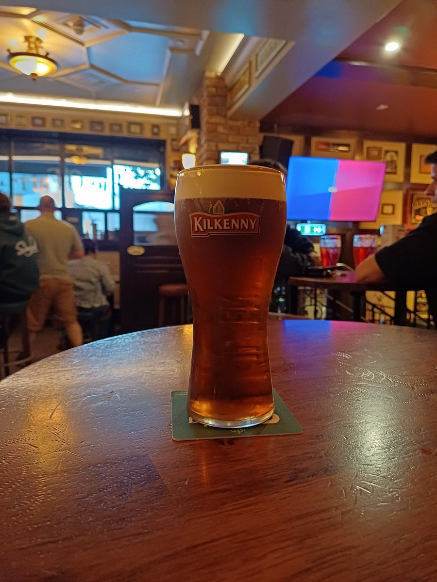 Lizzy O'Farrells Derry, nice to get a pint of Kilkenny! 😎🍻👍