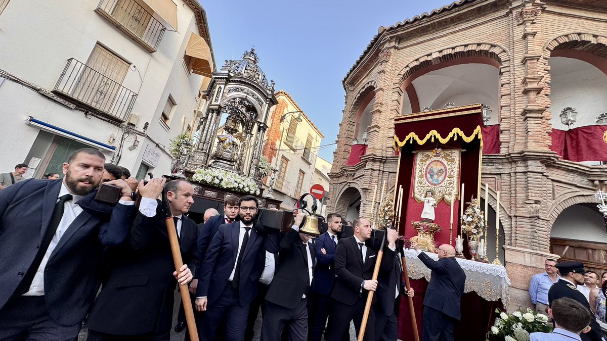 Ayuntamiento de Antequera (@aytoantequera) on Twitter photo ⛪️ Procesión del Corpus Christi, tradición y color en las calles
San Pedro se convierte en 2025 en escenario de la eucaristía y procesión de esta festividad
El alcalde <a href="/manolo_baron/">Manolo Barón 🇪🇸</a> y el Pendón de la Ciudad, presentes en el cortejo procesional
#Antequera es #MásCiudad ⛪️ Procesión del Corpus Christi, tradición y color en las calles
San Pedro se convierte en 2025 en escenario de la eucaristía y procesión de esta festividad
El alcalde <a href="/manolo_baron/">Manolo Barón 🇪🇸</a> y el Pendón de la Ciudad, presentes en el cortejo procesional
#Antequera es #MásCiudad