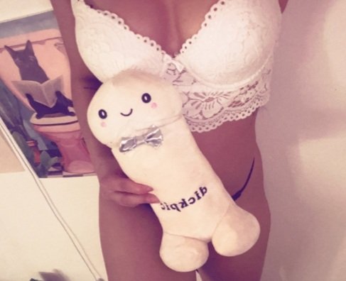 GodinLayla's tweet photo. Is de jouwe kleiner dan mijn knuffel en heb jij spreekrecht? Dan meld jij je nu netjes in mn dm door je welverdiende straf https://t.co/MHe3nkCIBe