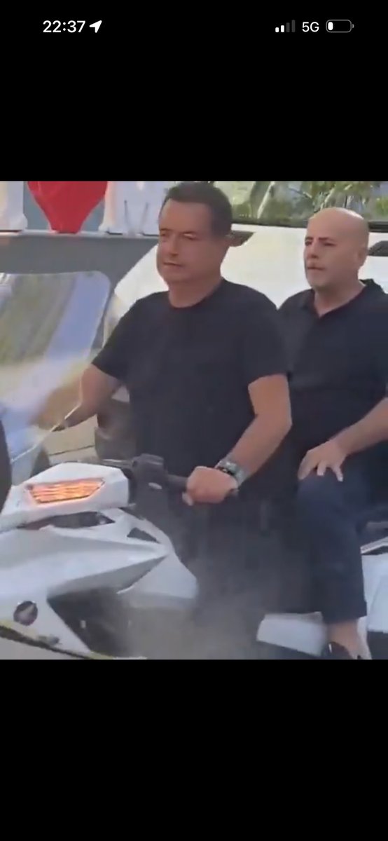 Με γυαλί eazy e και πιστόλι sopranos σε σκούτερ χωρίς κράνος Σα ναπολιτάνος