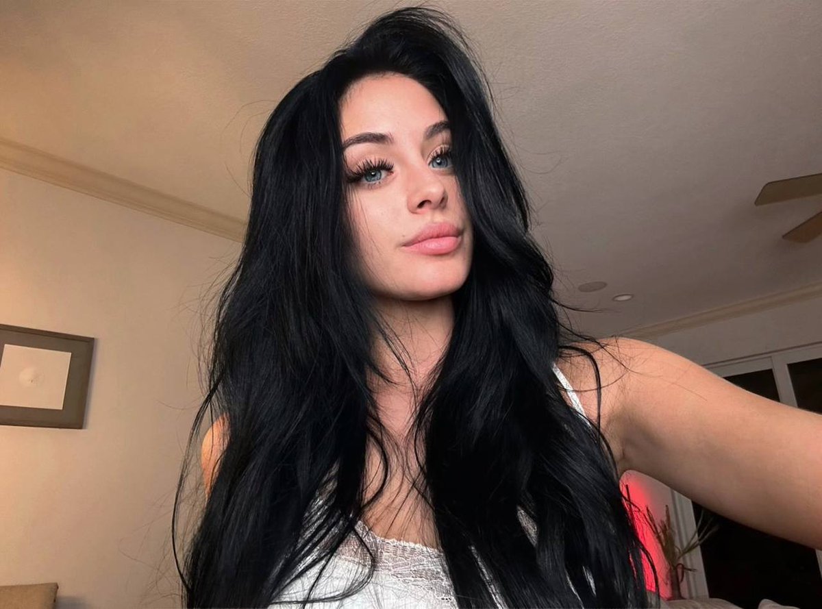 baecamaraujo's tweet photo. Would you accept my pics in dms? Everyone will say no https://t.co/9QaFYyPG8o