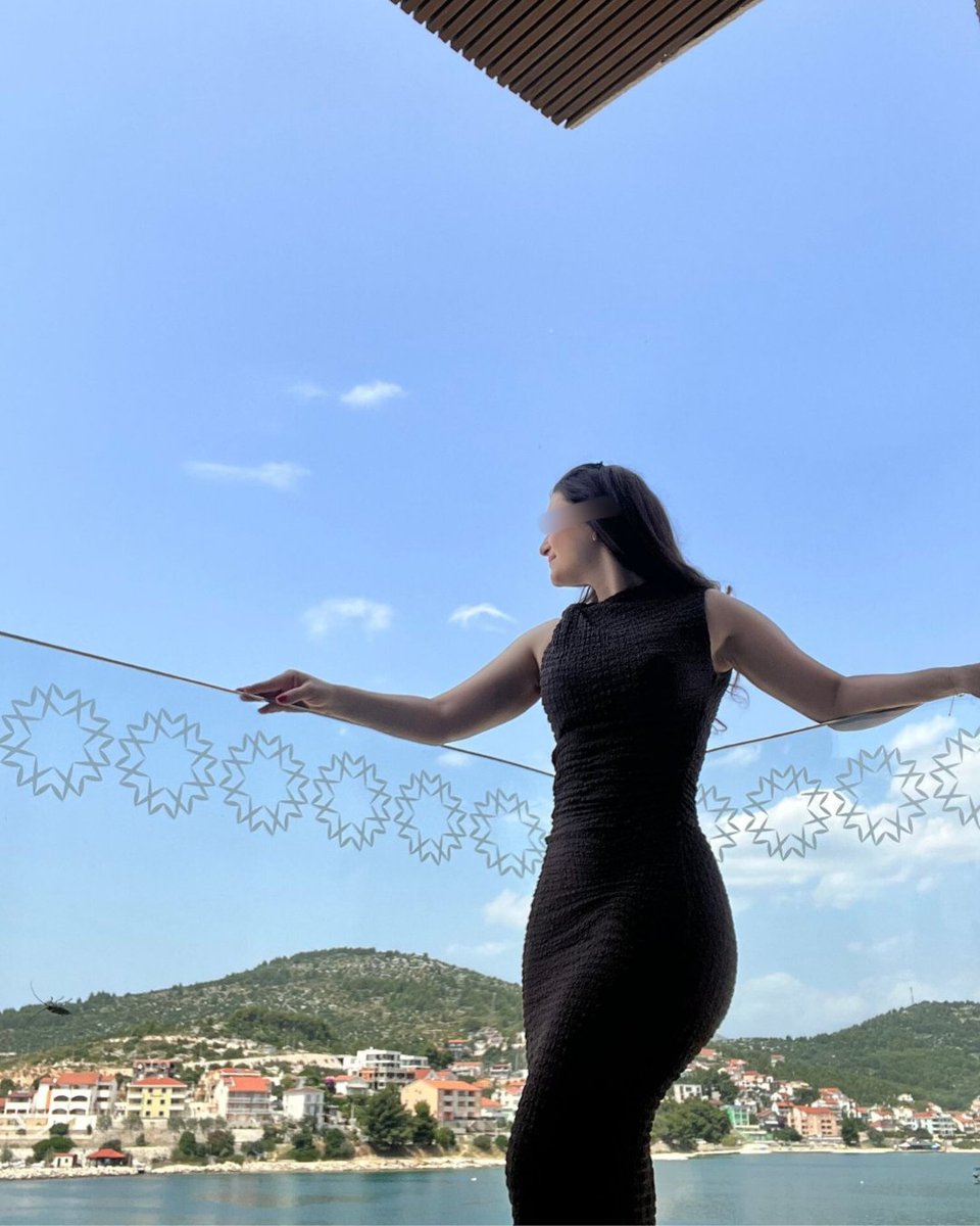 Lara is enjoying her little escape with a dangerously charming gentleman. Sun, smiles, and secrets… who could ask for more? 😌🔥