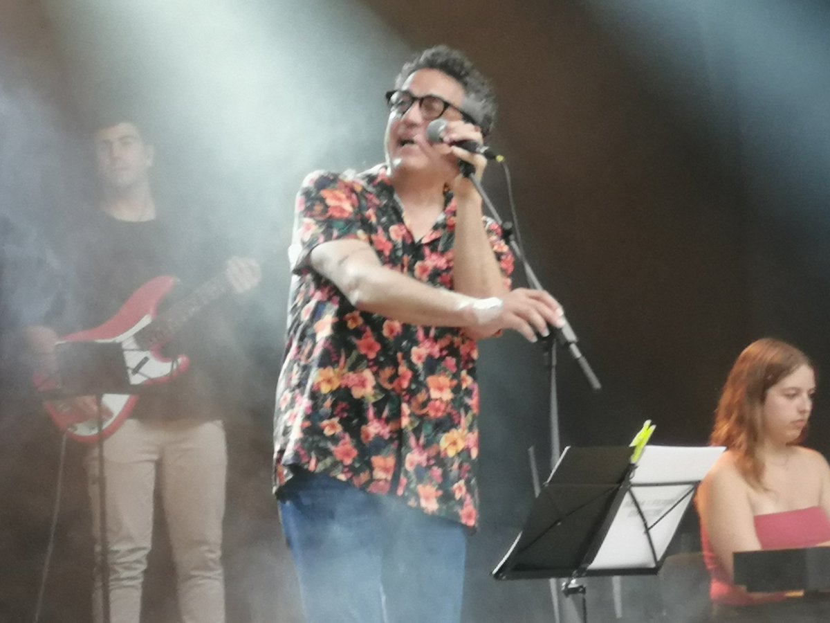 cracksona9's tweet photo. El @fitoluri ha presentat el llibre-disc "Seda i ferro" a la plaça Pitus Borràs de la Palma de #Reus aquest vespre. #Concert_num 3916 https://t.co/giABgDgGPe
