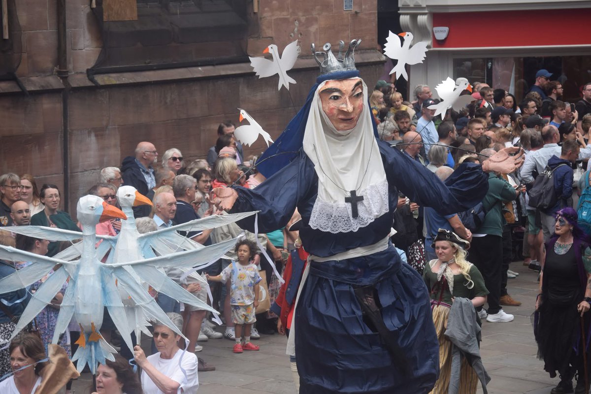 chesterherifest's tweet image. Another fantastic parade today! Thanks @ShitChester for the photos! 🪿