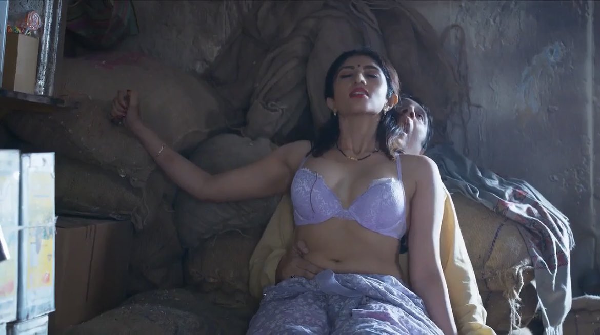 MaddyYuva1's tweet photo. Amrita Dasgupta removing blouse 🤤🤤 https://t.co/vO8pAwM6U6