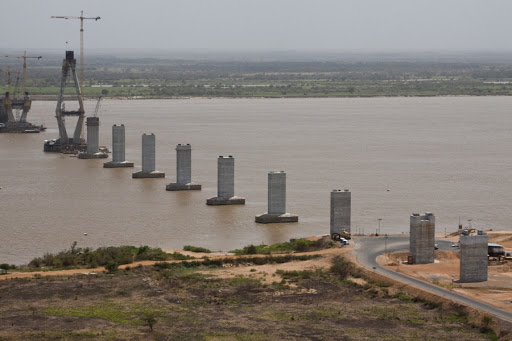 Así quedaron los principales puentes en Natanz, Irán, después de los bombardeos de Israel y Estados Unidos. 
Ah no, son el segundo puente sobre el lago de Maracaibo y el tercer puente sobre el Orinoco. 
¿Qué creen?
La revolución se robó esos reales.