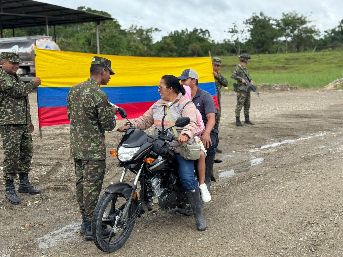 Sexta División del Ejército Nacional (@ejercito_div6) on Twitter photo Nosotros los soldados del Batallón de Artillería Nº27 de la #Brigada27 estamos comprometidos, con la seguridad en las carreteras, y ustedes, con la prudencia al conducir. Durante este puente festivo, todos con el pulgar arriba 👍🚗 🇨🇴.
#Putumayo #ViajeSeguro, su <a href="/COL_EJERCITO/">Ejército Nacional de Colombia</a> Nosotros los soldados del Batallón de Artillería Nº27 de la #Brigada27 estamos comprometidos, con la seguridad en las carreteras, y ustedes, con la prudencia al conducir. Durante este puente festivo, todos con el pulgar arriba 👍🚗 🇨🇴.
#Putumayo #ViajeSeguro, su <a href="/COL_EJERCITO/">Ejército Nacional de Colombia</a>