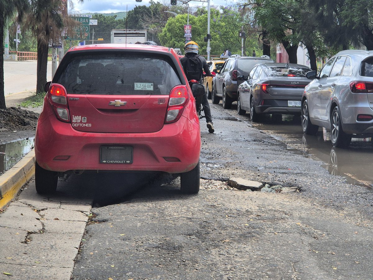 RIVAC_OAX's tweet photo. Falta un tequio vecinal en Av Tecnológico #MegaBache
@MunicipioOaxaca
@raychagoya
@salomonj https://t.co/vT1zy1tnFz
