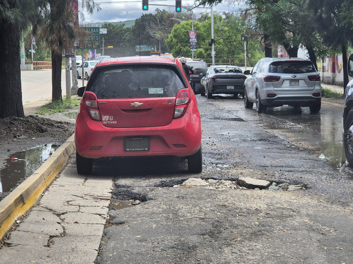 RIVAC_OAX's tweet photo. Falta un tequio vecinal en Av Tecnológico #MegaBache
@MunicipioOaxaca
@raychagoya
@salomonj https://t.co/vT1zy1tnFz