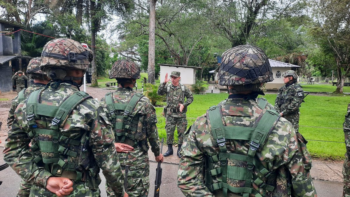El señor Sargento Mayor de Comando, Alexander Martínez Sánchez, de la #Brigada27, saludó a a los soldados Batallón de ArtilleríaNº27, en el Corregimiento de Santana del municipio de PuertoAsís, @GobPutumayo.
Durante su visita, transmitió un mensaje de gratitud y admiración a