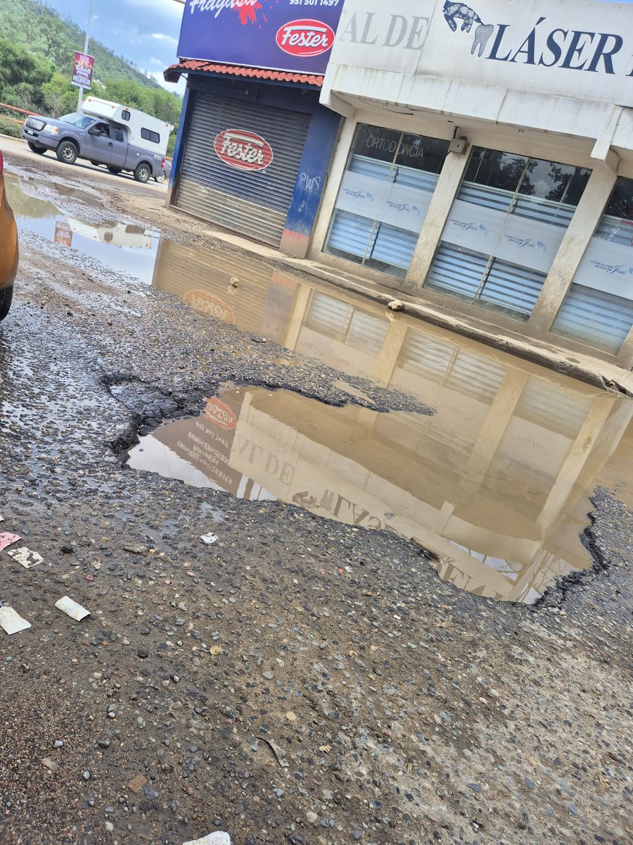 RIVAC_OAX's tweet photo. Si pasa por Ignacio Bernal hacia Av Tecnológico?
Pues salga mas temprano mañana porque será un caos por esta gran
zanja
Laguna
#MegaBache
Nadie tapo porque es el el triángulo de las Bermudas!!
@MunicipioOaxaca
#SannJacintoAmilpas
Hoy no lo arreglan es domingo @raychagoya https://t.co/Sgr8DUwMsg