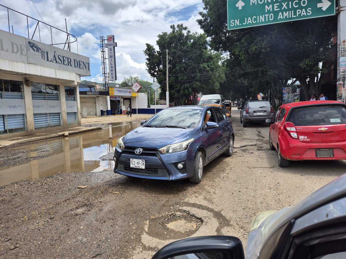 RIVAC_OAX's tweet photo. Si pasa por Ignacio Bernal hacia Av Tecnológico?
Pues salga mas temprano mañana porque será un caos por esta gran
zanja
Laguna
#MegaBache
Nadie tapo porque es el el triángulo de las Bermudas!!
@MunicipioOaxaca
#SannJacintoAmilpas
Hoy no lo arreglan es domingo @raychagoya https://t.co/Sgr8DUwMsg
