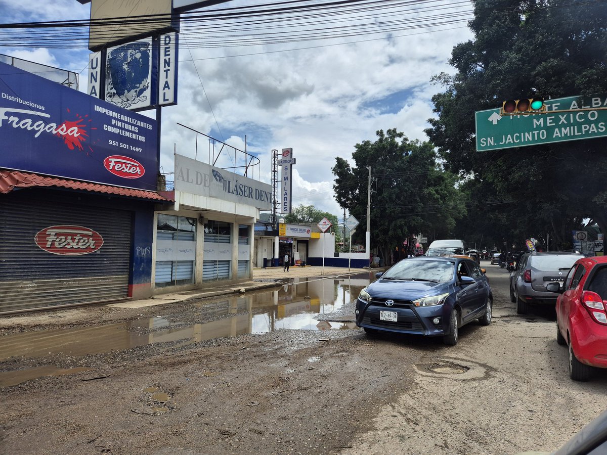 RIVAC_OAX's tweet photo. Si pasa por Ignacio Bernal hacia Av Tecnológico?
Pues salga mas temprano mañana porque será un caos por esta gran
zanja
Laguna
#MegaBache
Nadie tapo porque es el el triángulo de las Bermudas!!
@MunicipioOaxaca
#SannJacintoAmilpas
Hoy no lo arreglan es domingo @raychagoya https://t.co/Sgr8DUwMsg
