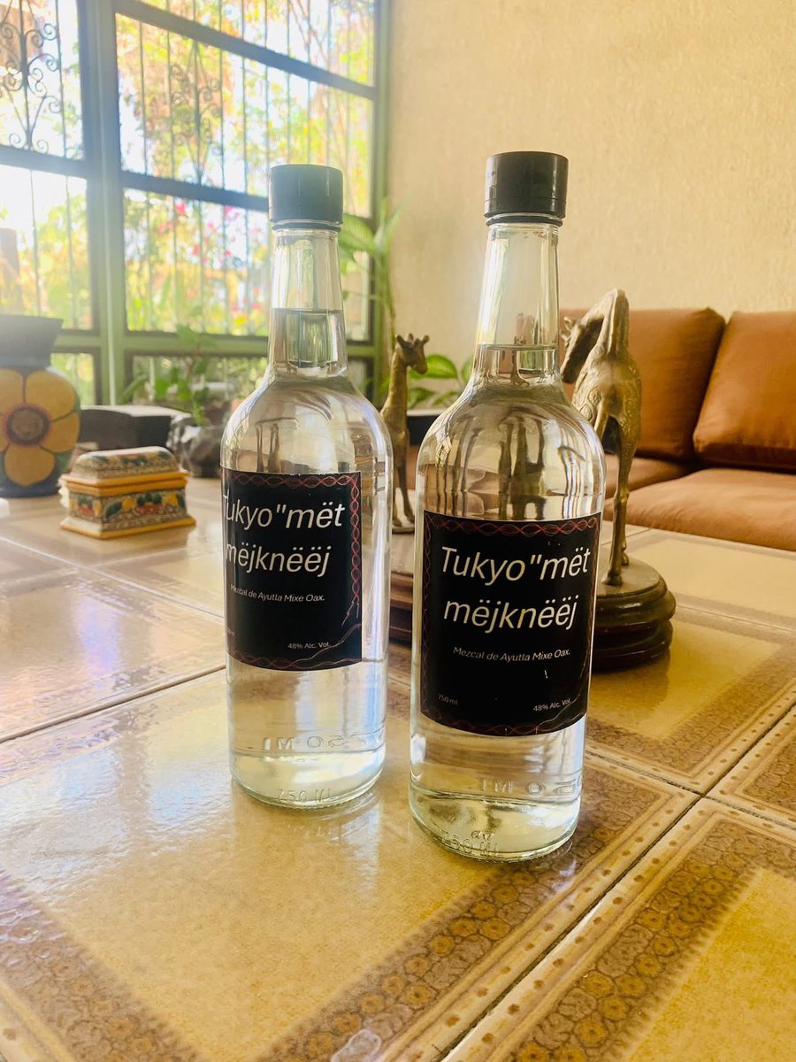 quinomixe's tweet image. Queridxs, mañana salgo a la CDMX y ¡Nuevamente llevo mezcal ayuujk! Con su compra me ayudan afrontar los gastos de acompañamiento que brindo a víctimas. 
Este mezcal es 💯 % artesanal de Tierra Caliente, Ayutla Tukyo’m. El productor es mi tío. No hubo deforestación. 🤠 ¡Aparten!