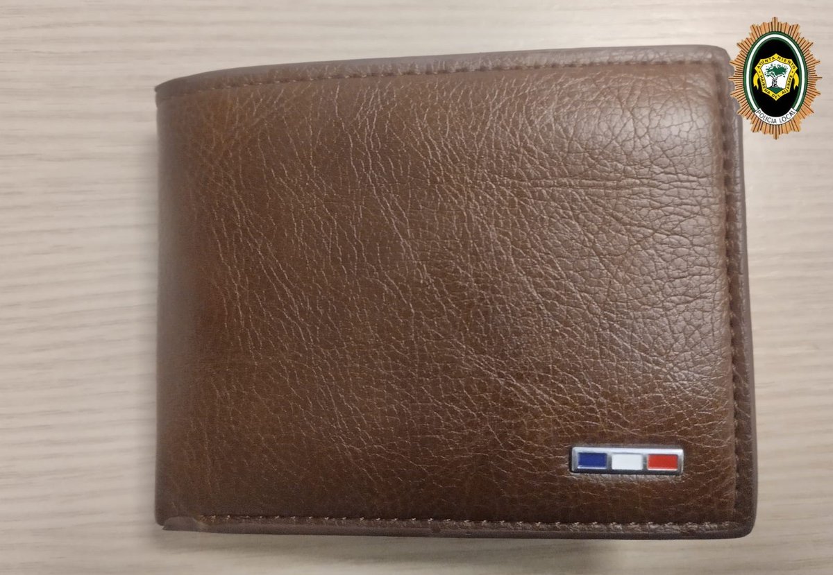 Cada día nos entregan distintos efectos y objetos encontrados en la vía pública. Hoy además de estos dos, nos han traído una cartera con 100€ . Hemos localizado a su propietario y se la hemos entregado. Si has perdido algo llama o pregúntanos. Gracias por confiar en nosotros.