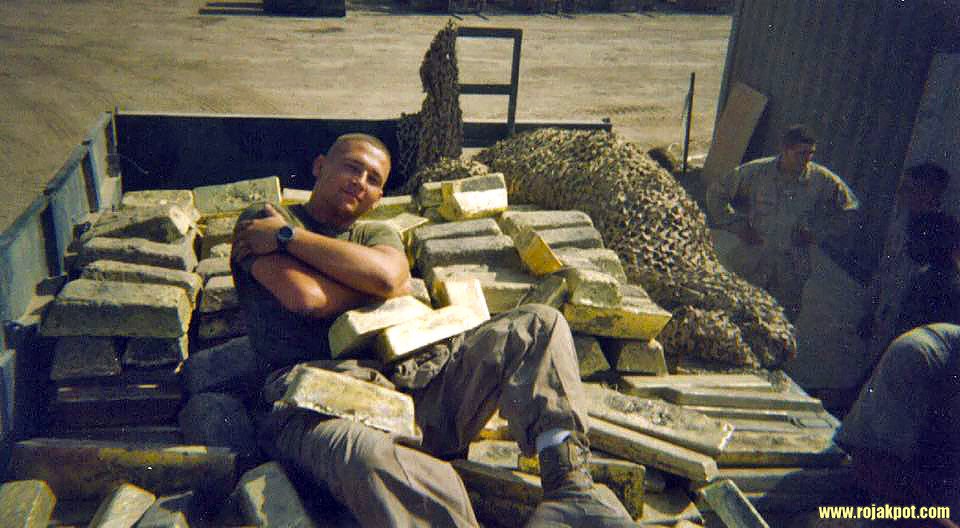 ABD askerleri Irak işgali sırasında hazineye ait altınları ülkelerine götürürken

Irak halkı, bir diktatörün zulmünden kurtarıldıklarına ve ülkelerinin özgür, demokrat bir düzene kavuşacağına inanıyorlardı. #incirlik #Iran

#Amerika'nın Irak'ta bulduğu 
Nükleer silahlar bunlardı