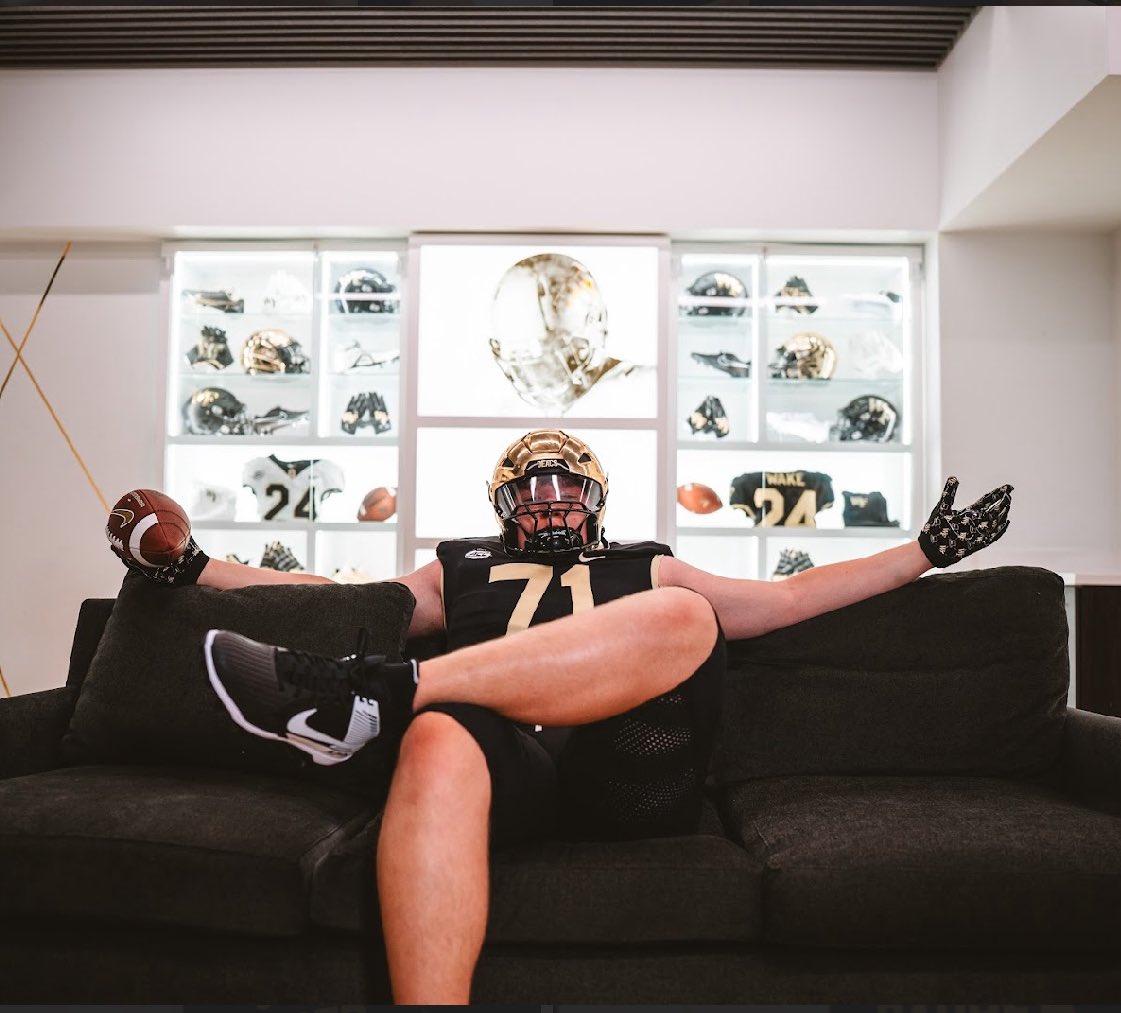 DaltonDeBoer1's tweet image. I’m home!! Go Deacs!!! @WakeFB #commited #wakeup26 #godeacs🎩🎩
@CoachDickert @RobEzell @CoachKaster @Coach_WebbWFU @CoachBenz_ @Coach_JKramer