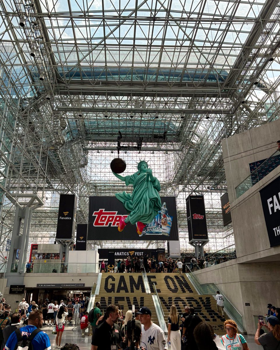 TosinAdarabioyo's tweet image. Appreciate the invite to Fanatics Fest in New York. Great to connect with collectors and see how far the hobby’s come. It’s only getting bigger. Congratulations to @michaelrubin for bringing it all together.