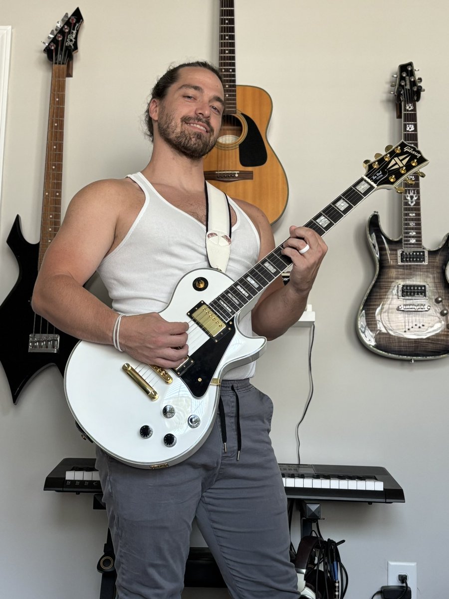 perryhull's tweet photo. I finally bought my dream guitar!
Alpine White Gibson Les Paul. I’ve been eyeing this guitar for roughly 15 years.
This is also my first ever guitar I bought for myself (my others have been gifts from family), and it feels so good. https://t.co/tG15mnrqvC