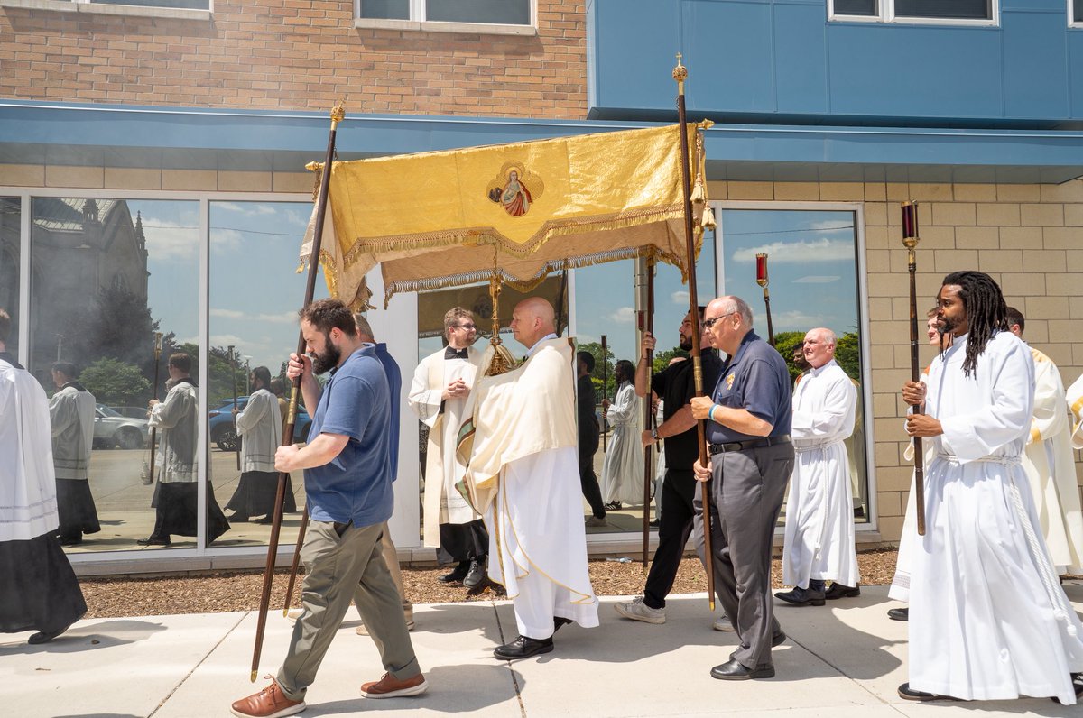 DetArchbishop's tweet image. As we walk with Christ in today's processions, we recognize that Corpus Christi is not just a celebration, but a proclamation: “I am the living bread…whoever eats this bread will live forever.” (Jn 6:51) May Christ in the Eucharist strengthen your faith and grant you peace.