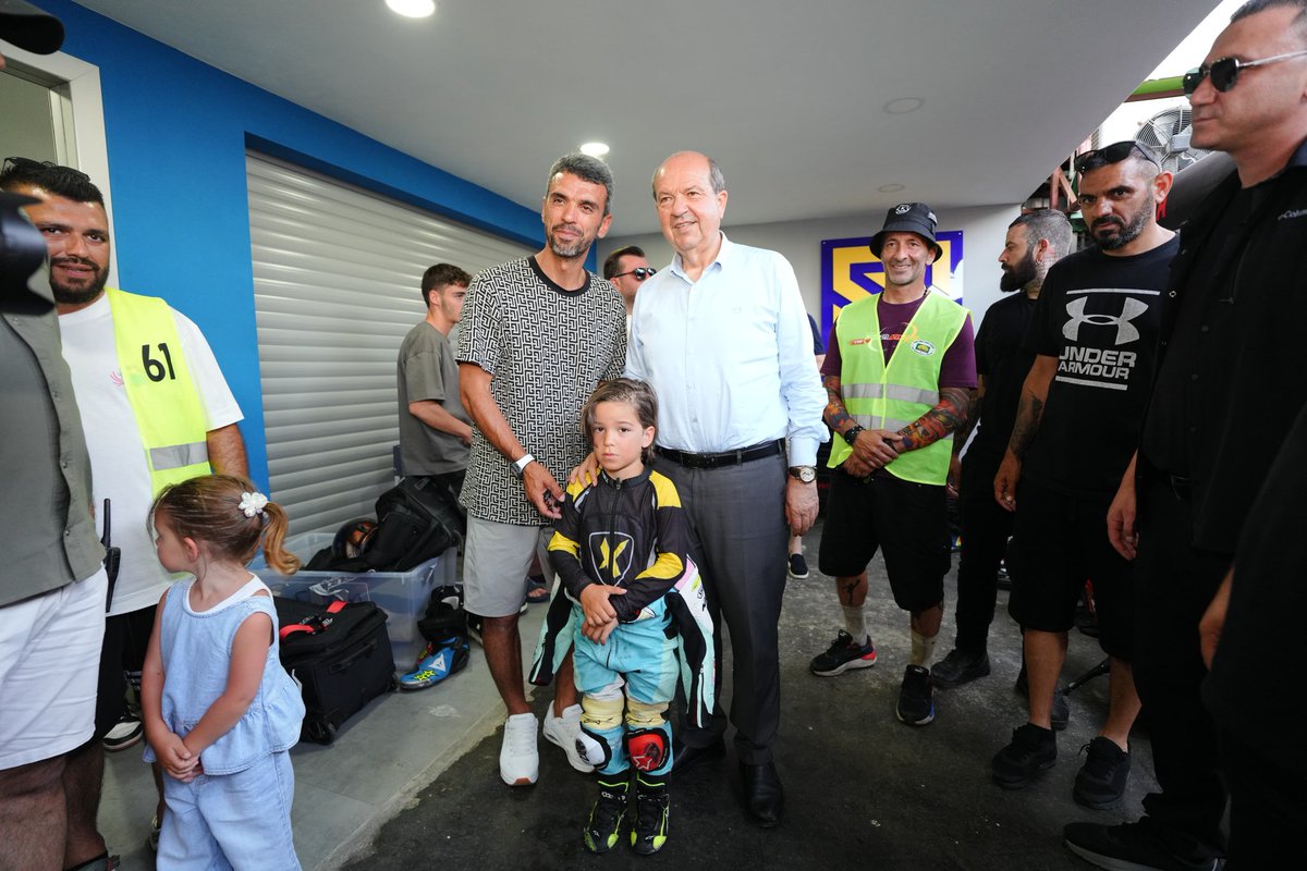 KKTC'de düzenlenen Türkiye Süpermoto Şampiyonası'nı Cumhurbaşkanı Ersin Tatar yakından takip ederek sporcularla bir araya geldi. #TMF 🇹🇷