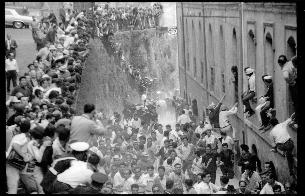 Buenas noches amiguitos.
mañana podreis decir que la próxima semana es San Fermin.
Calentando  motores, van unas fotos guapas de los años 60 del encierro
📷📷De Miguel