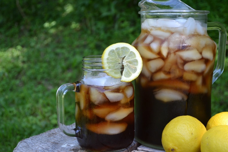 Turn up the sweetness this summer with our ultimate Southern Sweet Tea recipe! It's the perfect way to cool down and enjoy a taste of the South. Ready to brew? #SummerSips #SweetTeaLove bit.ly/2qOrDhT