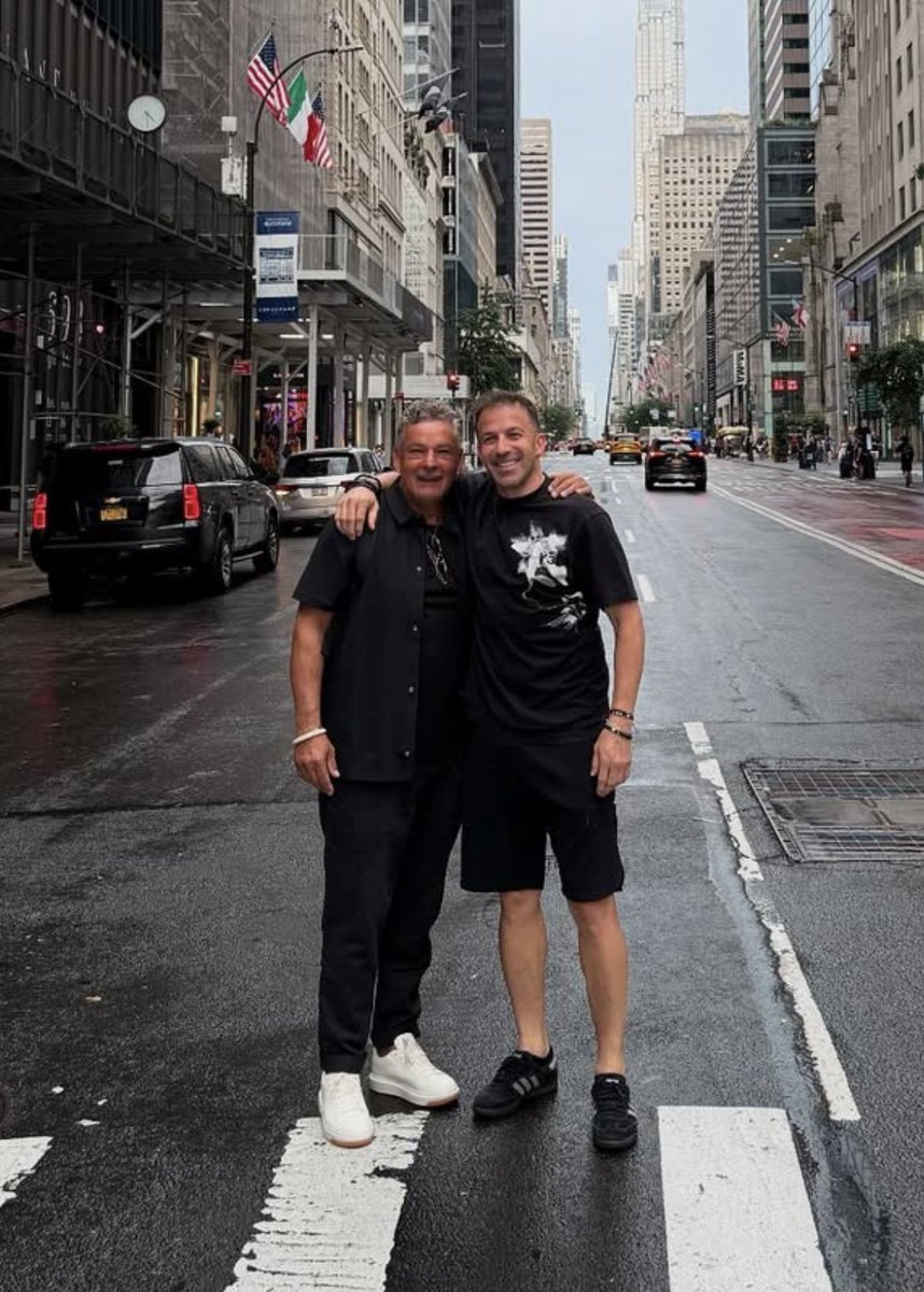 juvefcdotcom's tweet photo. 📷 Baggio &amp; Del Piero in New York ❤️ https://t.co/SbxR12zYC2