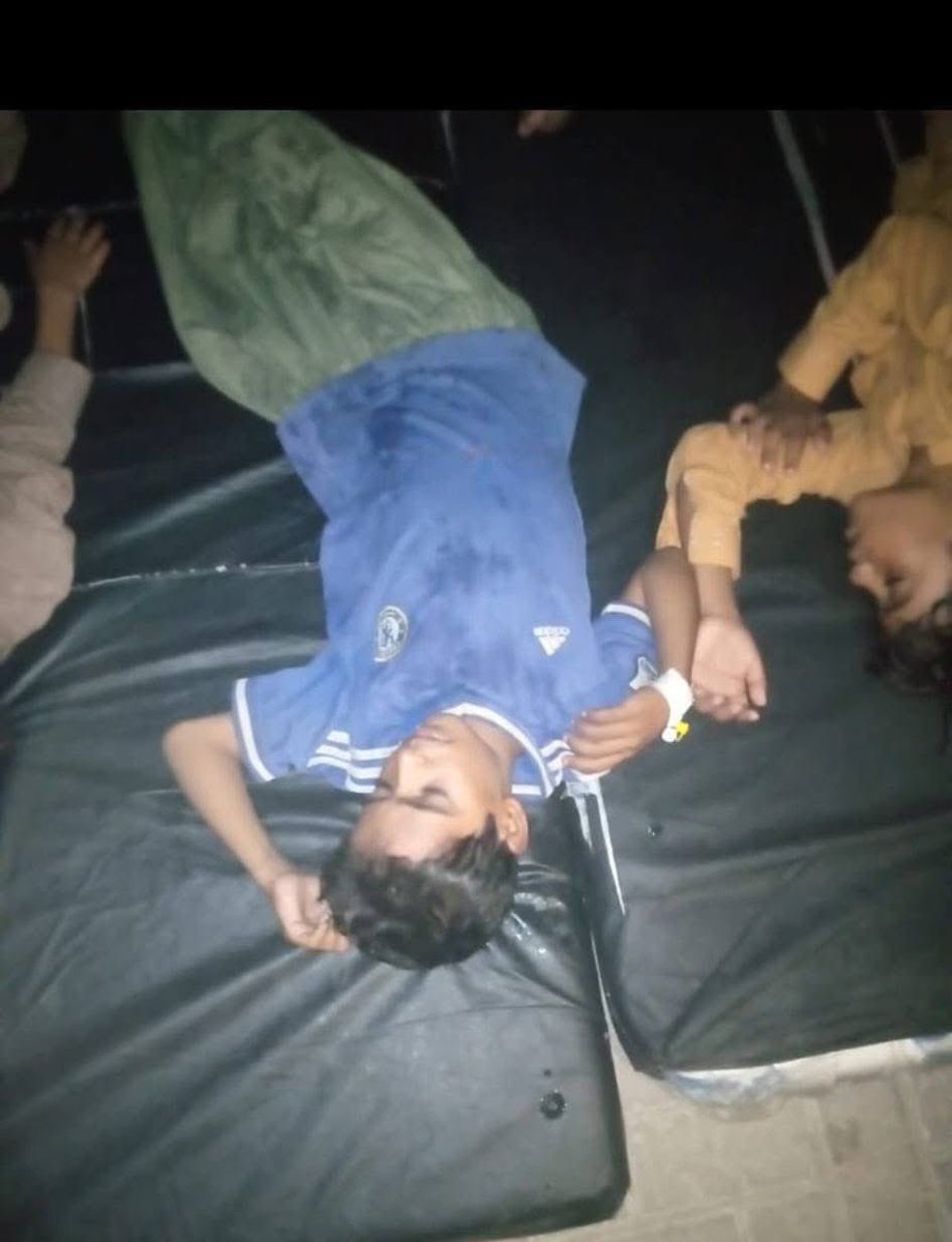 KiyyaBaloch's tweet photo. یہ حال ہے بلوچستان کے دوسرے بڑے شہر تربت کے مرکزی سول اسپتال کا جہاں بجلی نہ ہونے کے باعث مریض کھلے آسمان تلے سونے پر مجبور ہیں۔ ضلع کیچ سے 5 MPA ہیں جن میں سے 4 حکومتی بینچوں پر بیٹھے ہیں جبکہ دو ایم این اے بھی موجود ہیں۔ بلوچستان صرف سوشل میڈیا پر خوبصورت نظر آتا ہے۔ https://t.co/NMOhZ1yYUv