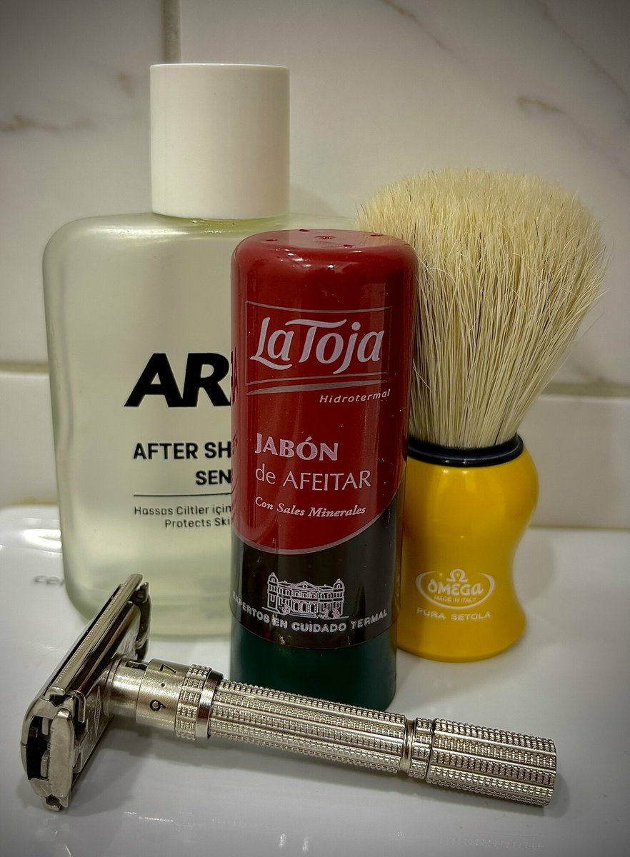 BadgerandBlade's tweet photo. Today's shave gear:
Razor: #Gillette Slim
Blade: #WilkinsonSword
Soap: #LaToja
Brush: #OmegaBrush boar
AS: #Arko splash
https://t.co/y73p4b83x2
#ShaveOfTheDay https://t.co/f8FtsKSLCv
