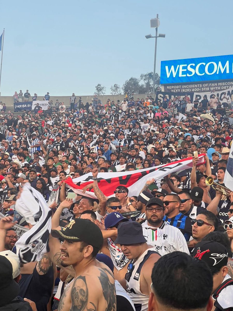 Trapo de River robado por la hinchada de Monterrey ayer en USA