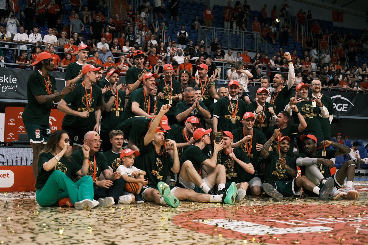 🔥 ŚWIĘTUJEMY RAZEM! 🔥 

Już jutro o godzinie 19.00 w strefie SILVER na stadionie Legii spotkamy się z WAMI!

Zapraszamy wszystkich kibiców na spotkanie, fotki i wspólne świętowanie MISTRZOSTWA POLSKI!

Wejście bramą nr 4!

#plkpl #legia #legiakosz #legiawarszawa #basketball