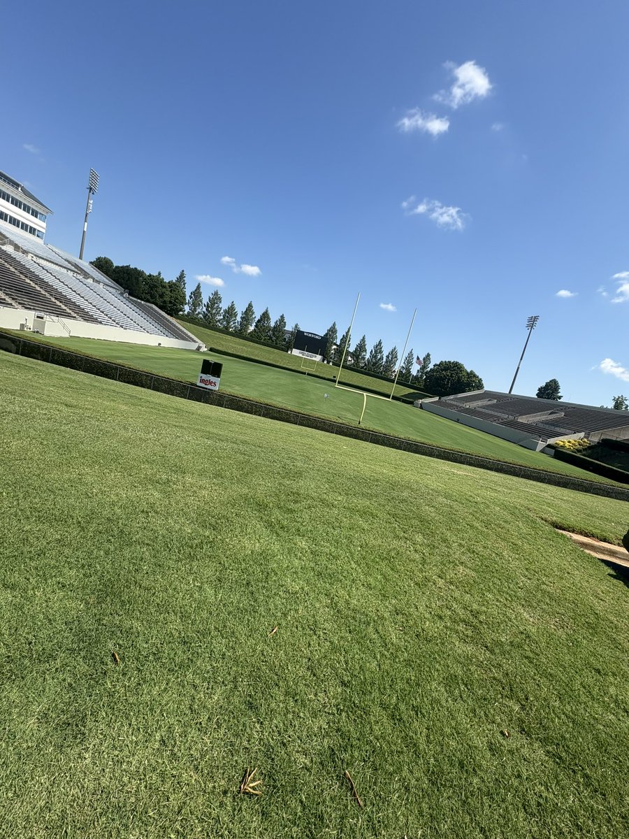 gregtompkins_77's tweet image. I had a great time at the wofford football camp, thank you @Cwoods75 for all the great advice and help with my craft.