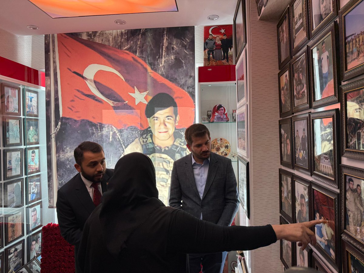 Genel Başkan Yardımcımız, Sivil Toplum ve Halkla İlişkiler Başkanımız Sn. Abdullah Uçan ve bölge koordinatörlerimizle birlikte, İdlib’de şehadet şerbetini içen kahraman Mehmetçiğimiz Mecit Demir’in aziz hatırasını yaşatmak adına kıymetli ailesini ziyaret ettik.

Bu topraklara