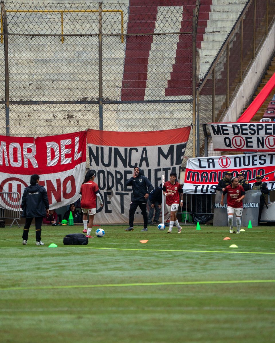 TribvnaGrone's tweet photo. Las reglas no son iguales para todos. Roberto Delgado Robinson, preparador de arqueros de Universitario, fue expulsado en el partido de ida y hoy está en la cancha como si nada hubiera pasado. ¿Y la sanción? Bien, gracias. https://t.co/UvbTxuSabu
