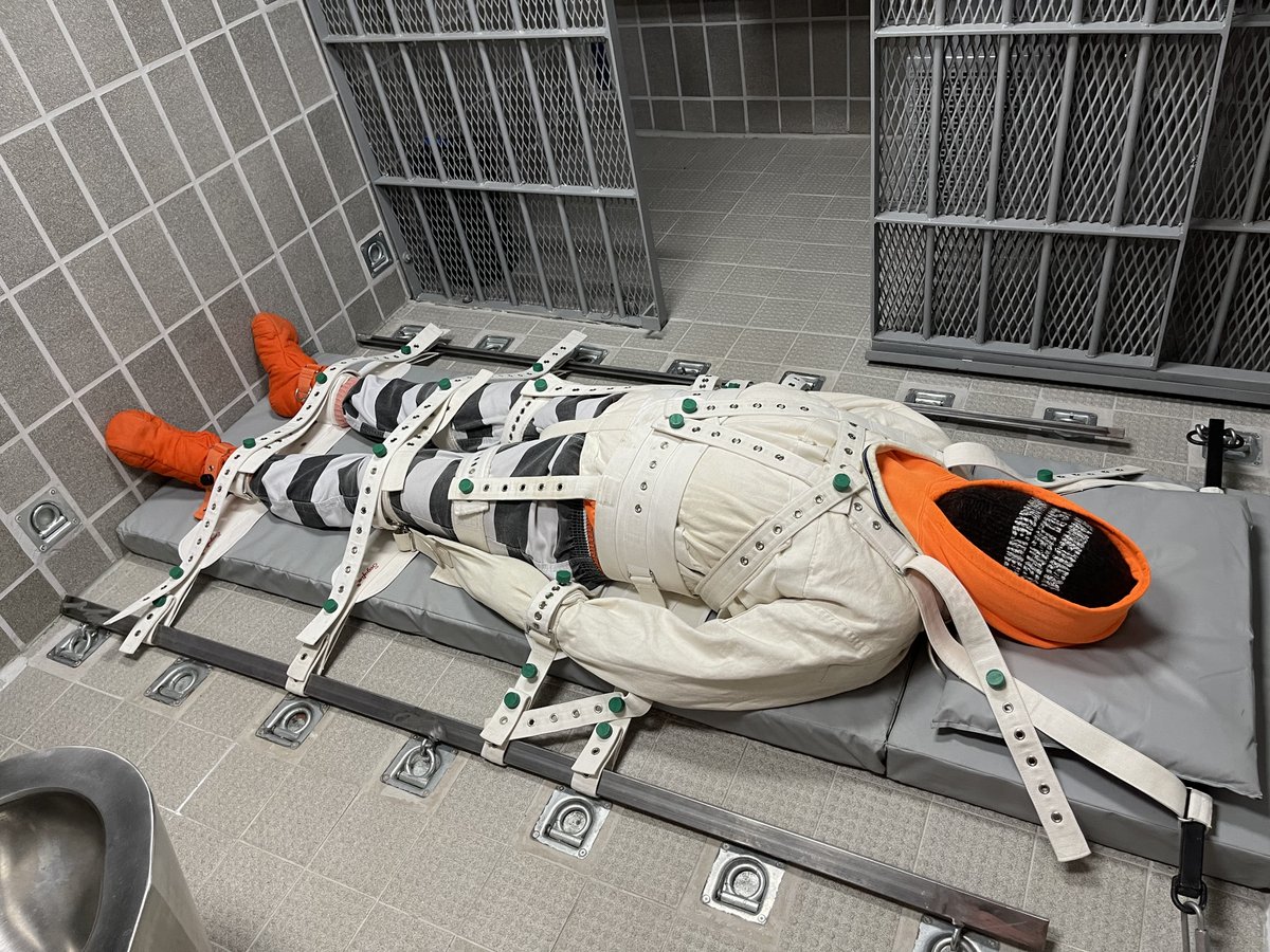 Sir strafobjekt 26763 was lashed down yesterday afternoon and evenning for some hours ... Sir

video:
bsky.app/profile/strafo…