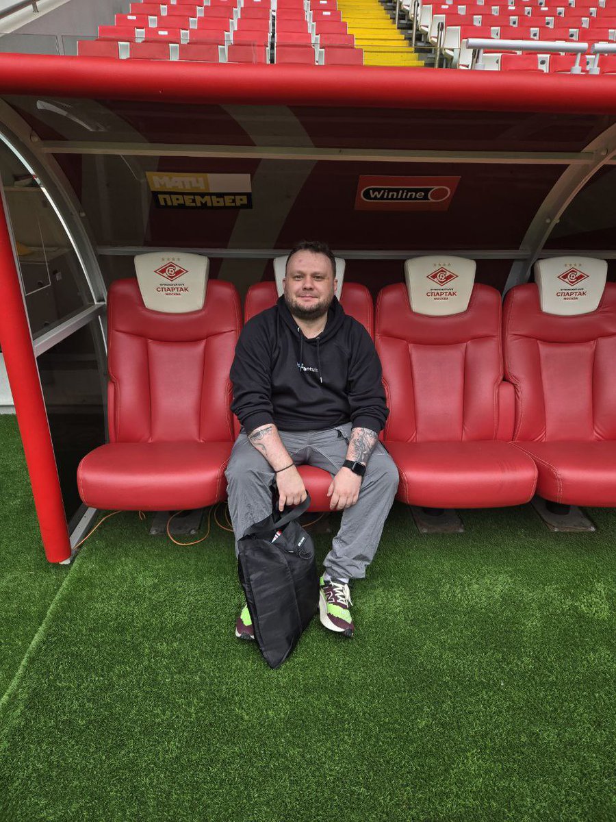 Наконец-то нормальная работа - греть банку лучшего футбольного клуба